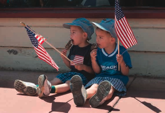 Foto di bambini con gelato e bandiera americana
