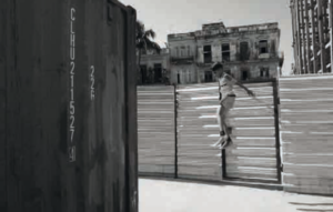 Bambino scavalca una barriera di metallo L'Avana, cuba bianco e nero