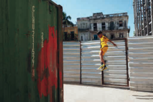 Bambino scavalca una barriera di mettallo L'Avana, Cuba colore