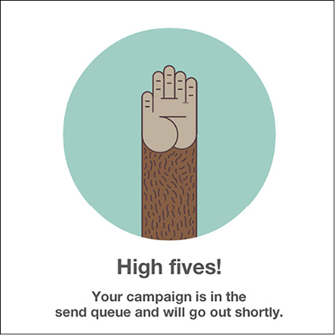 "High fives!", uno dei messaggi più noti di Mailchimp, con la mano della mascotte Freddie. In questo caso avverte l'utente che la sua campagna è in coda e sarà spedita presto