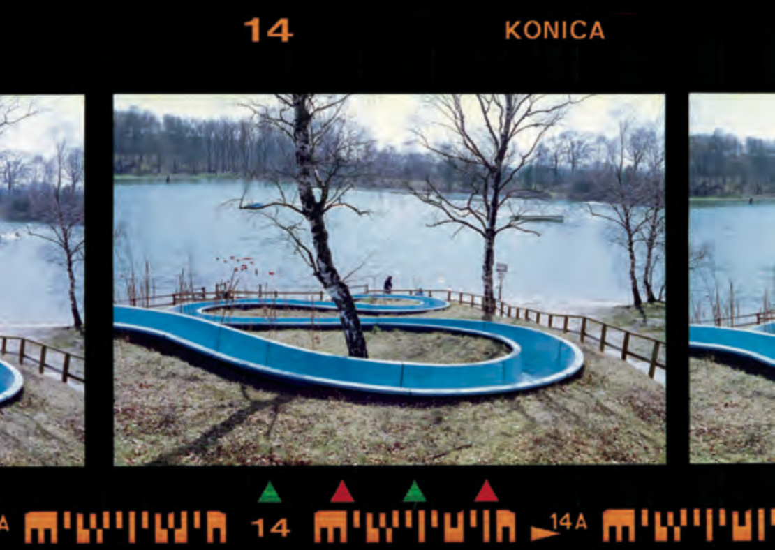 Konica Centuria 100, scaduta a maggio 2005. La variazione di colore dovuta al lungo periodo di archiviazione è perfetta per questo design