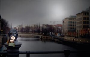 Racconto fotografico - maschera antigas su un ponte a Berlino