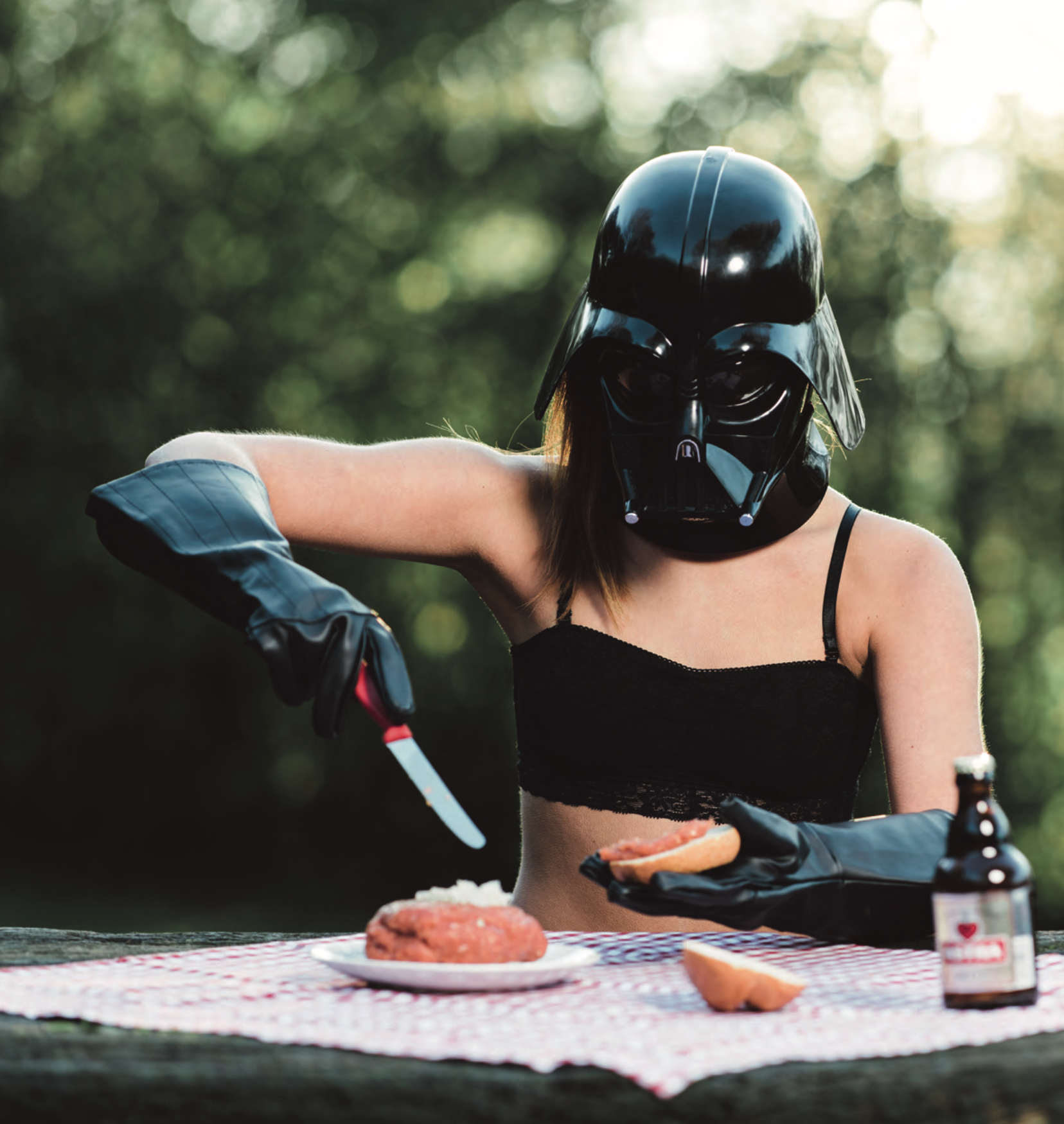 Una ragazza, un panino, una maschera di Star Wars