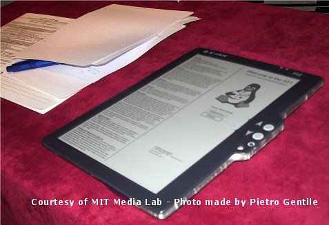 Il nuovo Tablet PC presentato da Nicholas Negroponte alla IDC Conference. Il device anche spento mantiene visibile l’ultima pagina consultata...